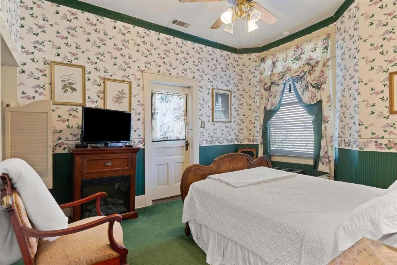 Four Winds Victorian Venue & Suites Bonham Habitación foto