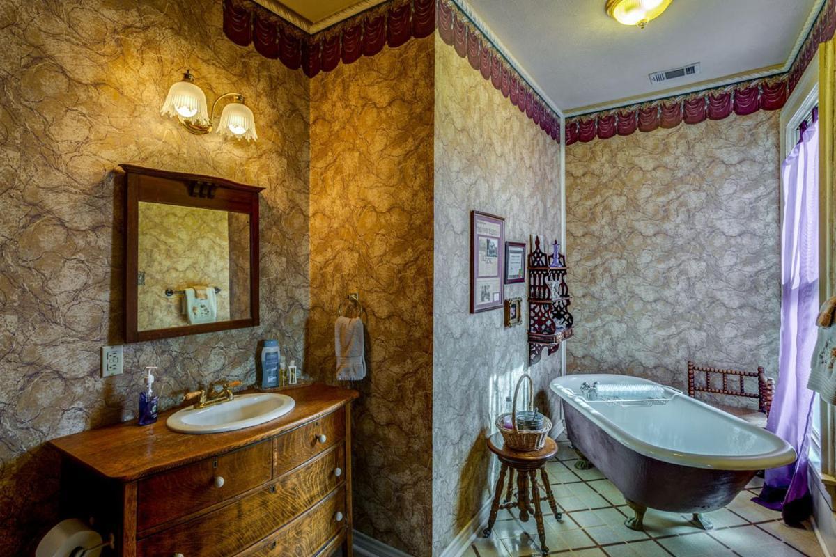 Four Winds Victorian Venue & Suites Bonham Habitación foto